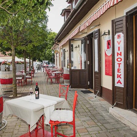 Riviera Rooms Vendegszobak Mosonmagyaróvár Exteriör bild